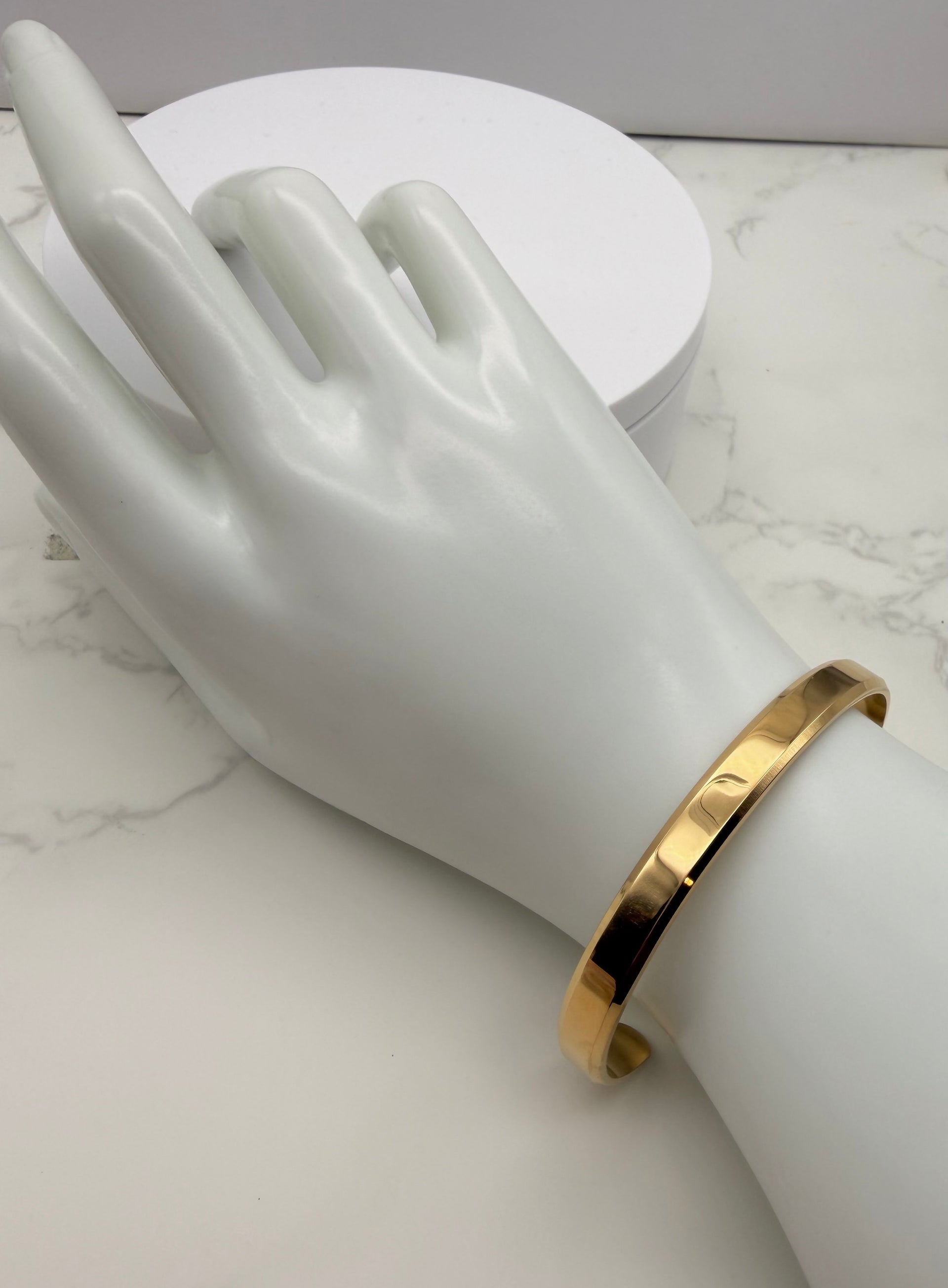 Thick Curved Edges Cuff Bangle - 18K