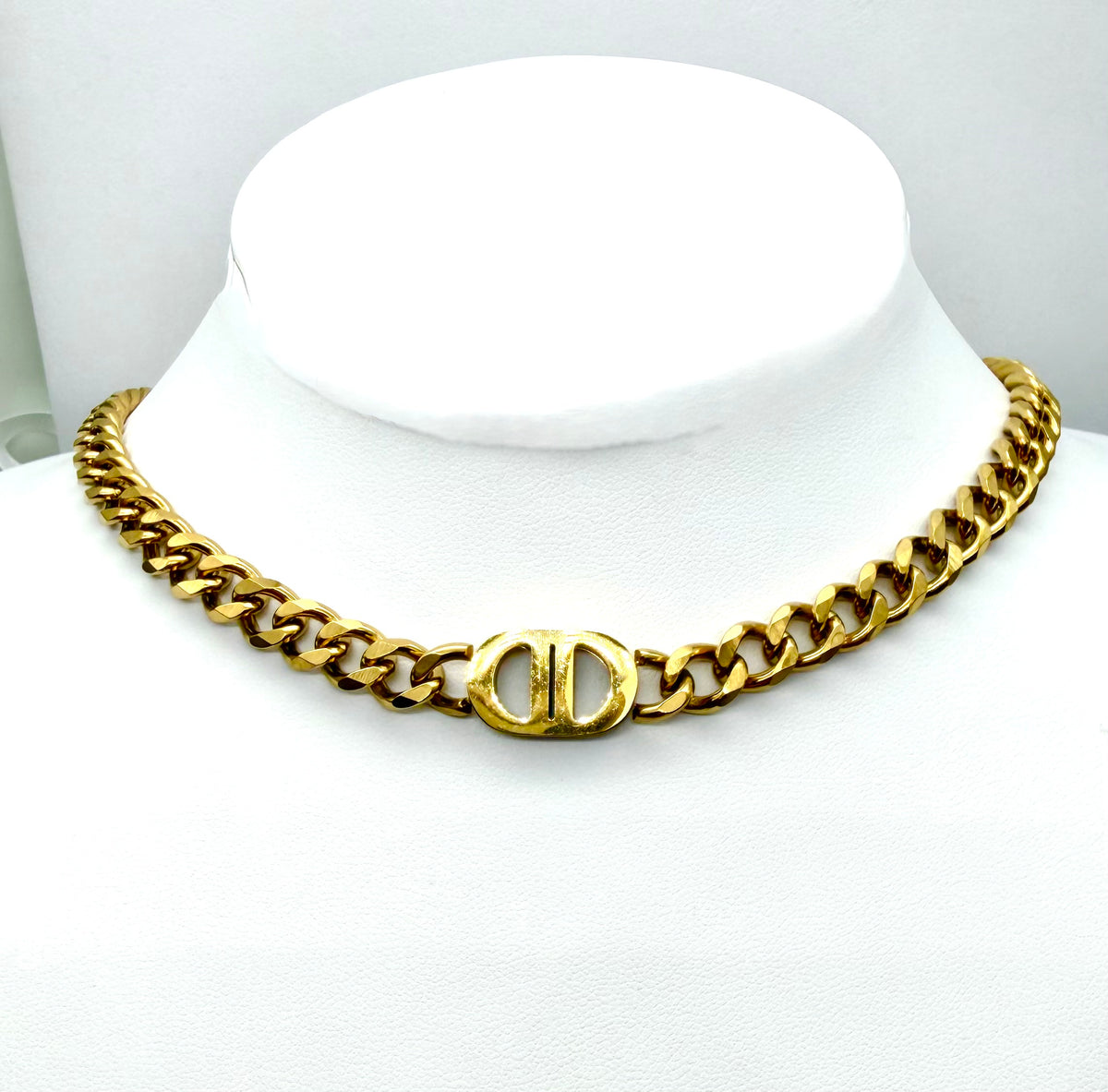 Thick Curb Chain Oval Pendant - 18K